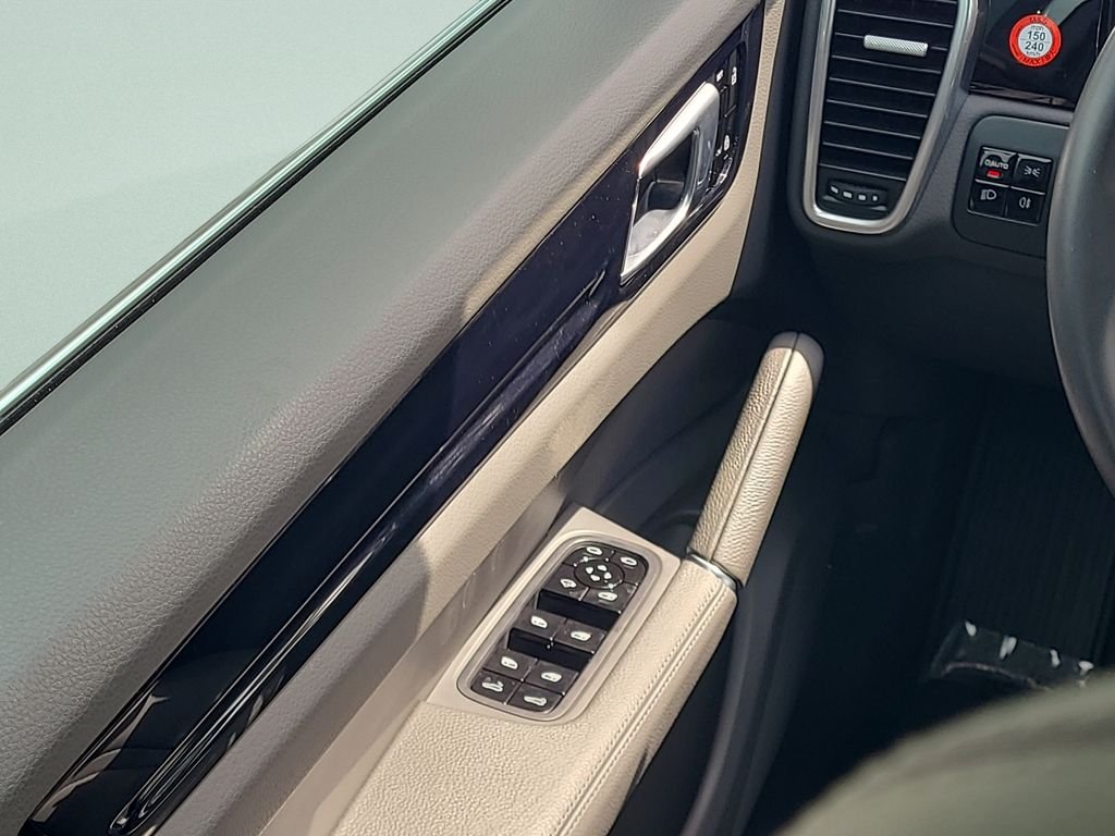 Used 2021  Porsche Base image 20