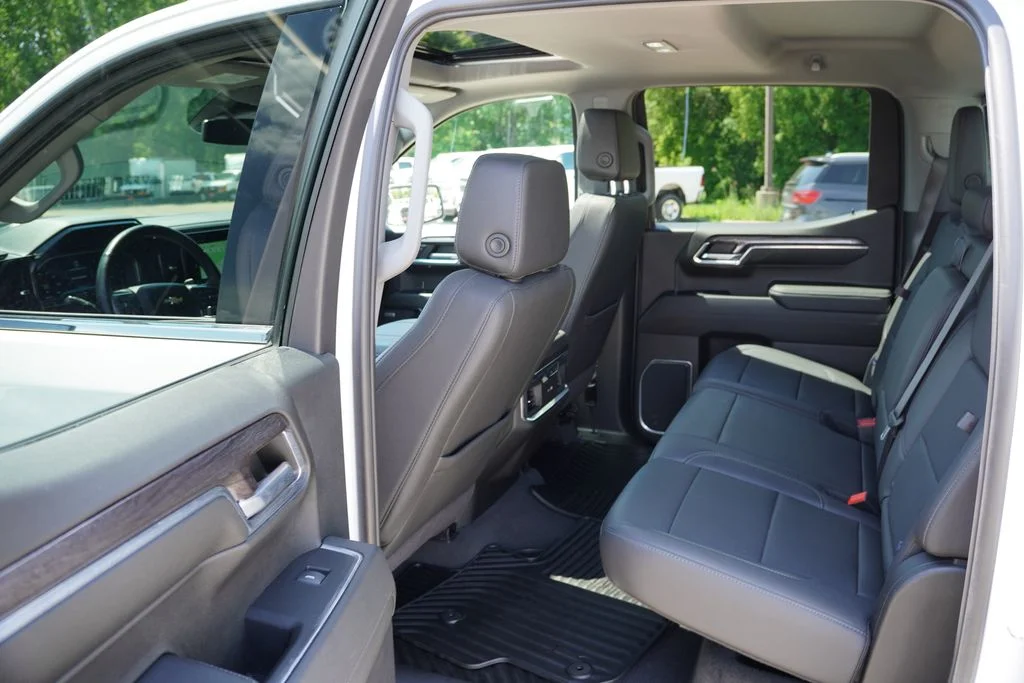 Used 2024 Summit White Chevrolet LTZ image 17