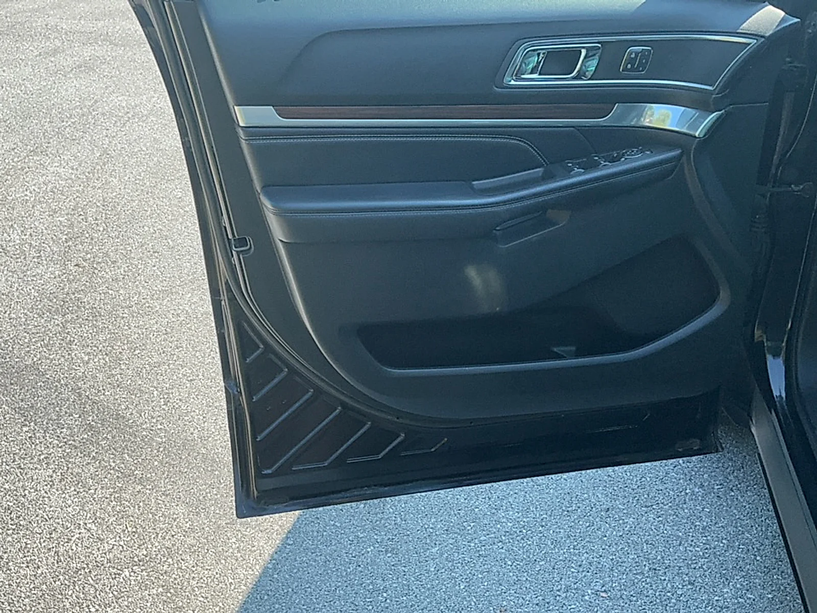 Used 2016  Ford Limited image 6
