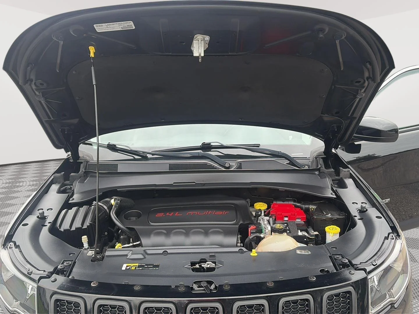 Certified Used 2019 Diamond Black Crystal Pearlcoat Jeep Latitude image 13