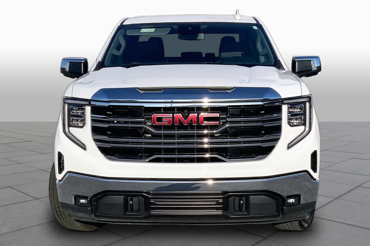 Used 2025 Summit White GMC SLT image 4