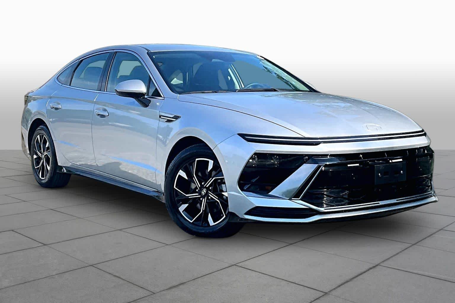 Used 2025 Aero Silver Hyundai SEL image 3