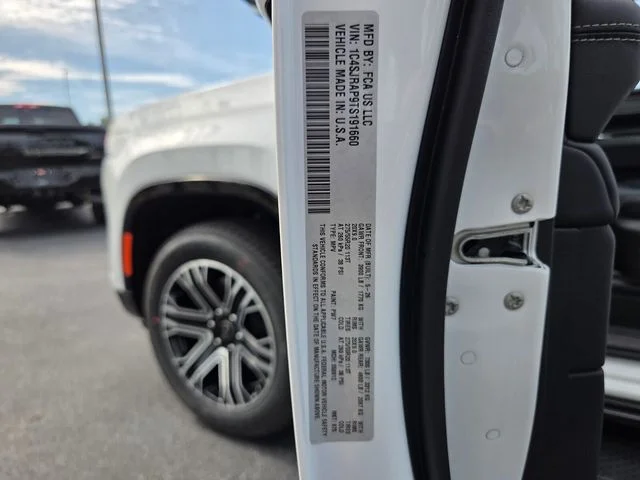 New 2026 Bright White Clear-Coat Exterior Paint Jeep  image 20