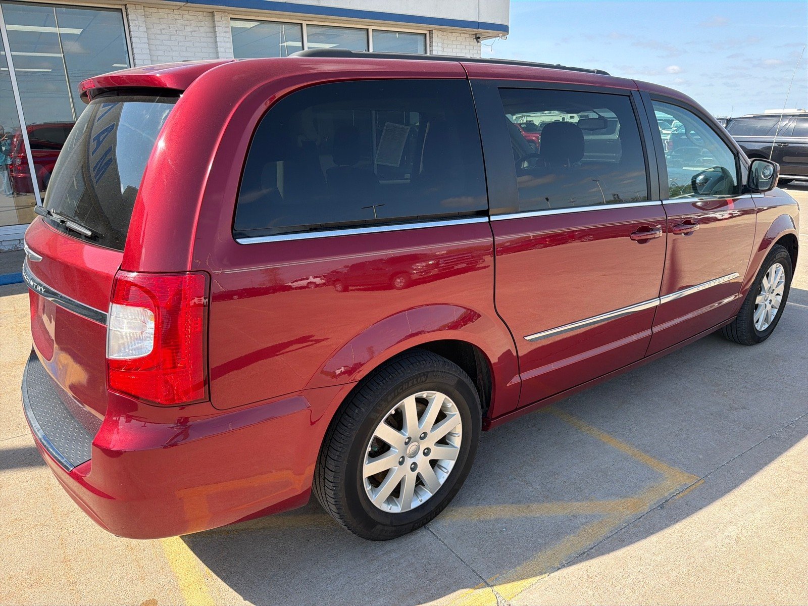 Used 2015 Chrysler Town & Country Touring with VIN 2C4RC1BG8FR564850 for sale in Eureka, IL