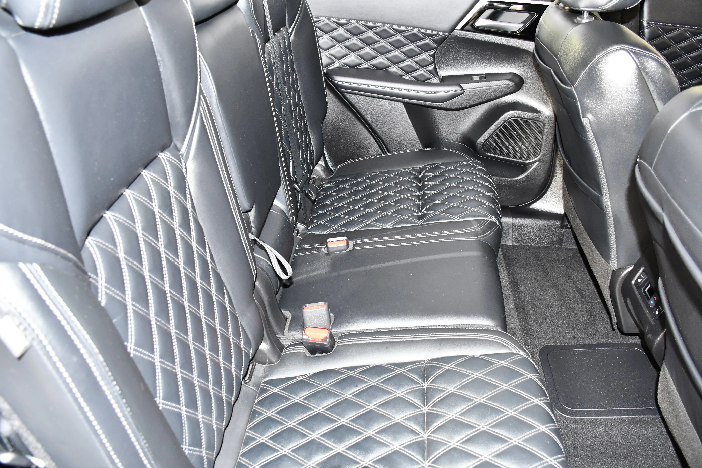 Certified Used 2024 Black Diamond Mitsubishi SEL image 45