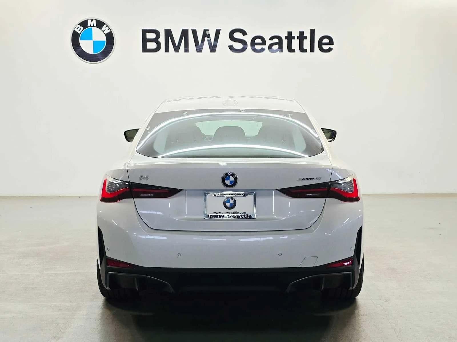 New 2026 Mineral White Metallic BMW xDrive40 image 5