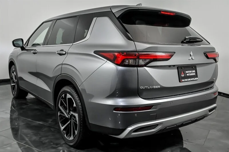 Used 2022 Mercury Gray Metallic Mitsubishi SE image 7