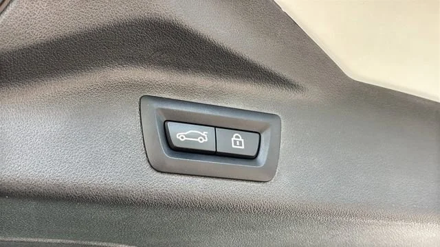 Used 2023 White BMW M60i image 34