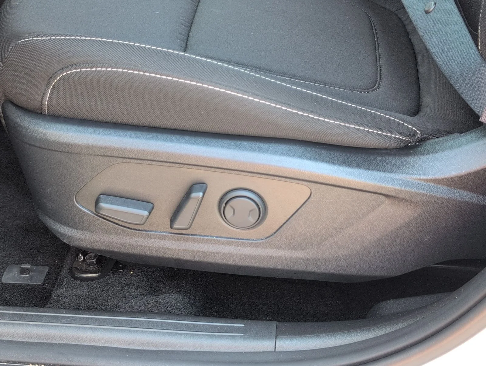 Used 2024 White Hyundai SEL image 14