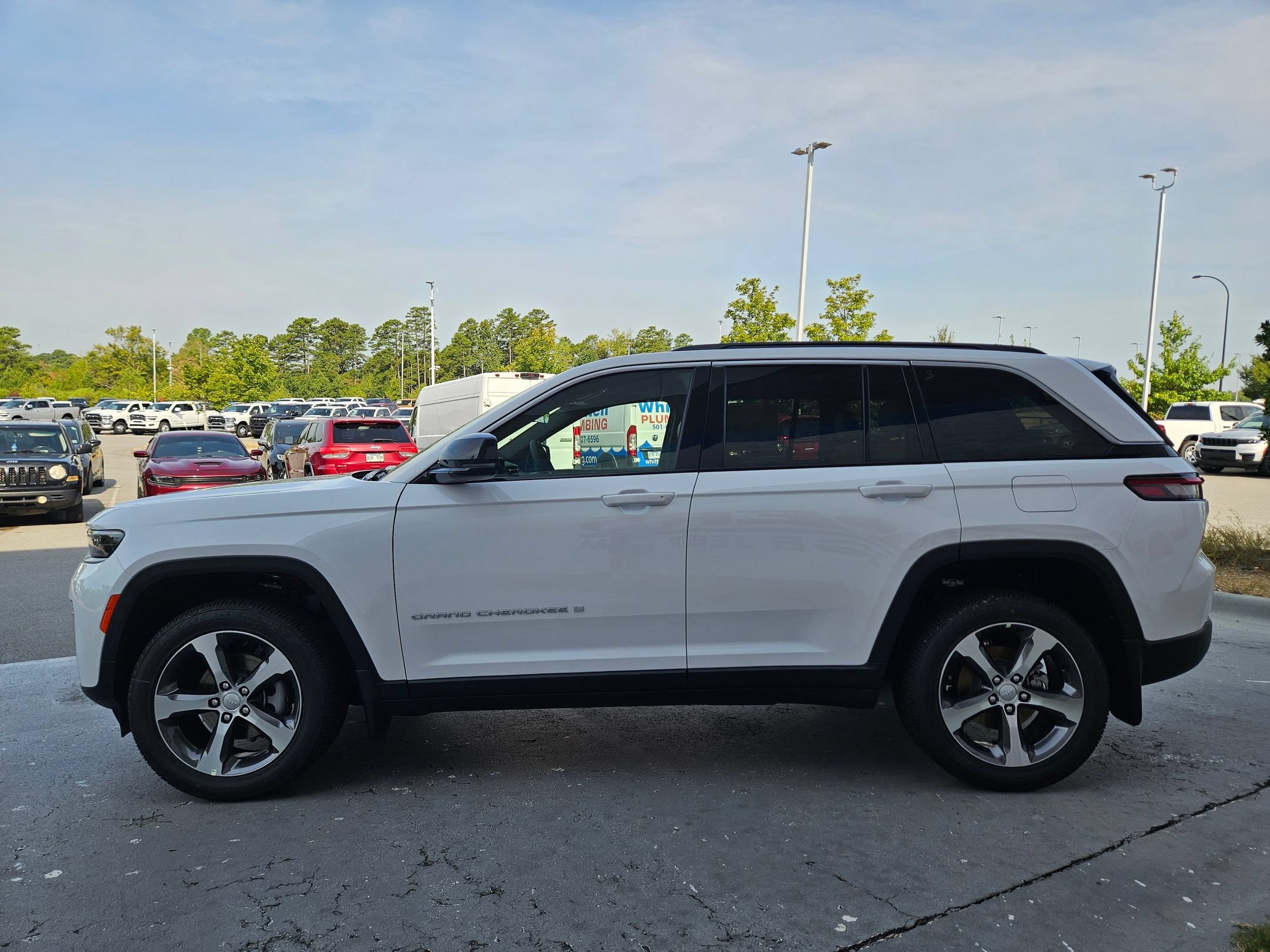 New 2026 Bright White Clear-Coat Exterior Paint Jeep Limited image 4