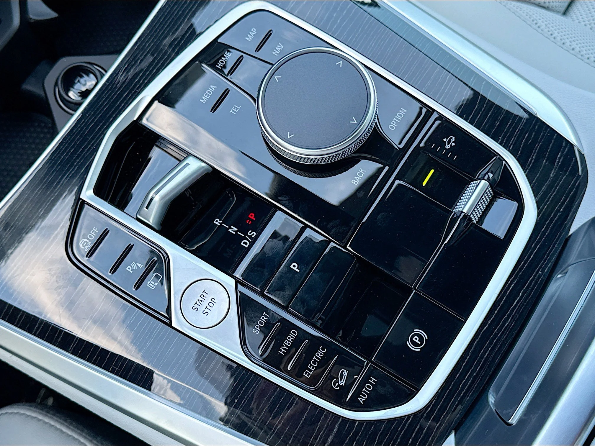 New 2026 Carbon Black Metallic BMW xDrive50e image 29