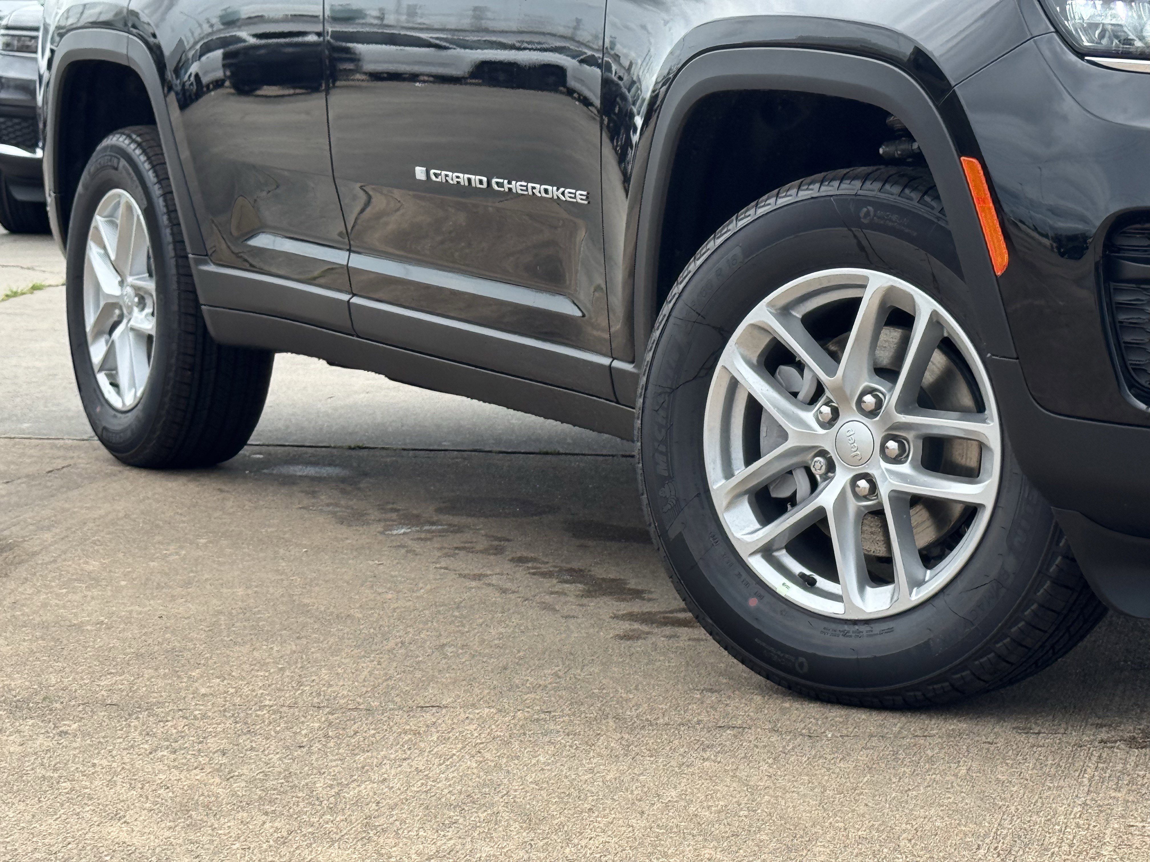 New 2026 Diamond Black Crystal Pearl-Coat Exterior Paint Jeep Laredo X image 11