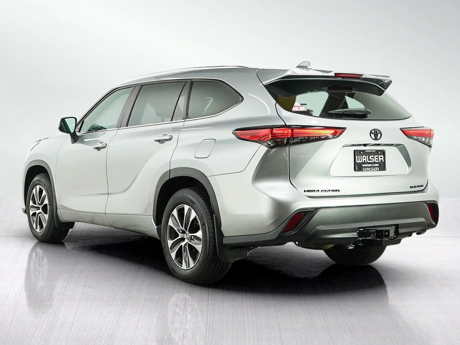 Used 2021 Silver Toyota 4D WAGON XLE AWD image 3