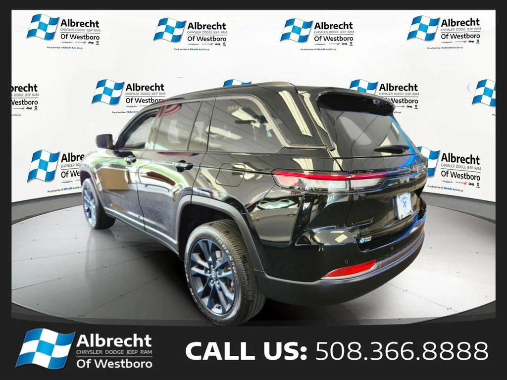 New 2026 Diamond Black Crystal Pearl-Coat Exterior Paint Jeep  image 2
