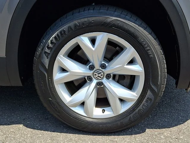 Used 2019 Gray Volkswagen 3.6L V6 SE image 9