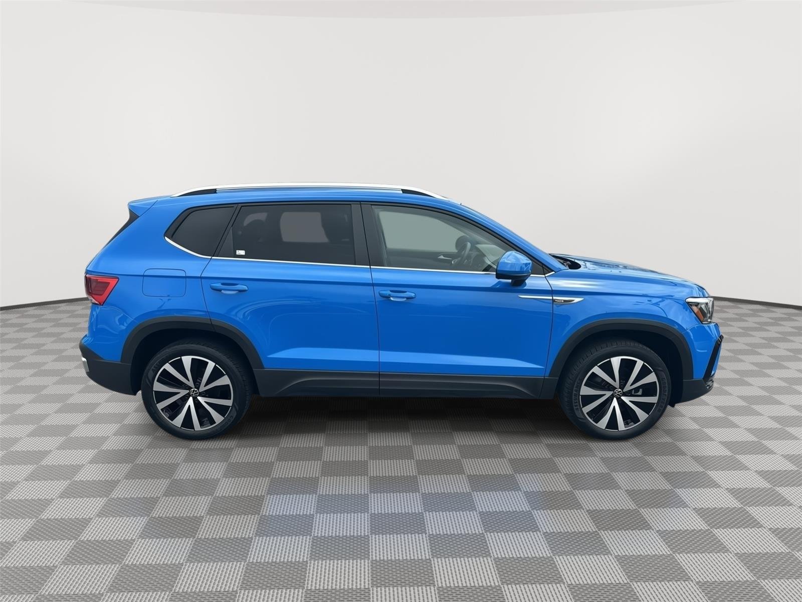 Used 2023 Cornflower Blue Volkswagen SE image 4