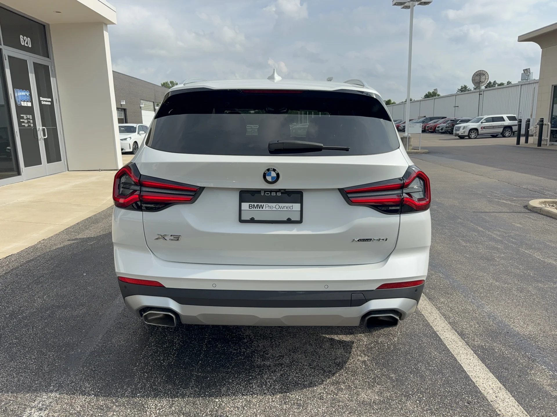 Used 2022 MINERAL WHITE BMW xDrive30i image 4