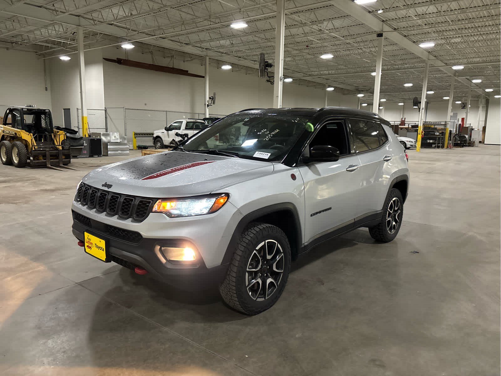 Used 2025 Silver Zynith Metallic Clearcoat Jeep Trailhawk image 2