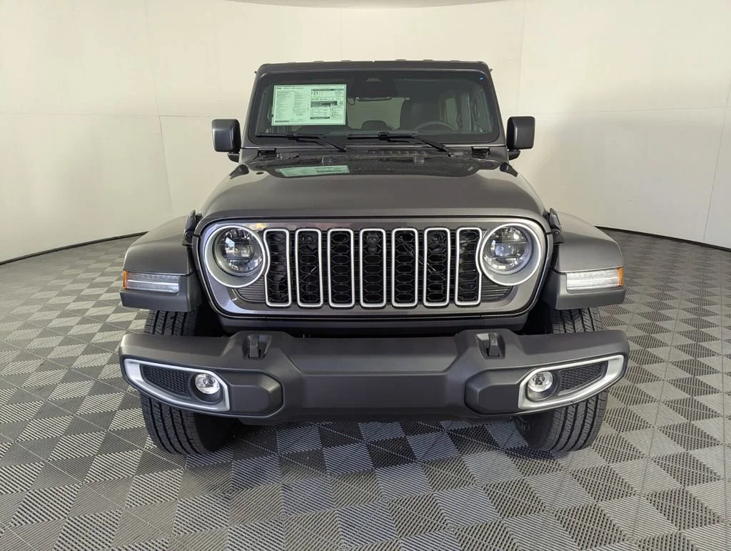 New 2026 Granite Crystal Metallic Clear-Coat Exterior Paint Jeep Sahara image 3