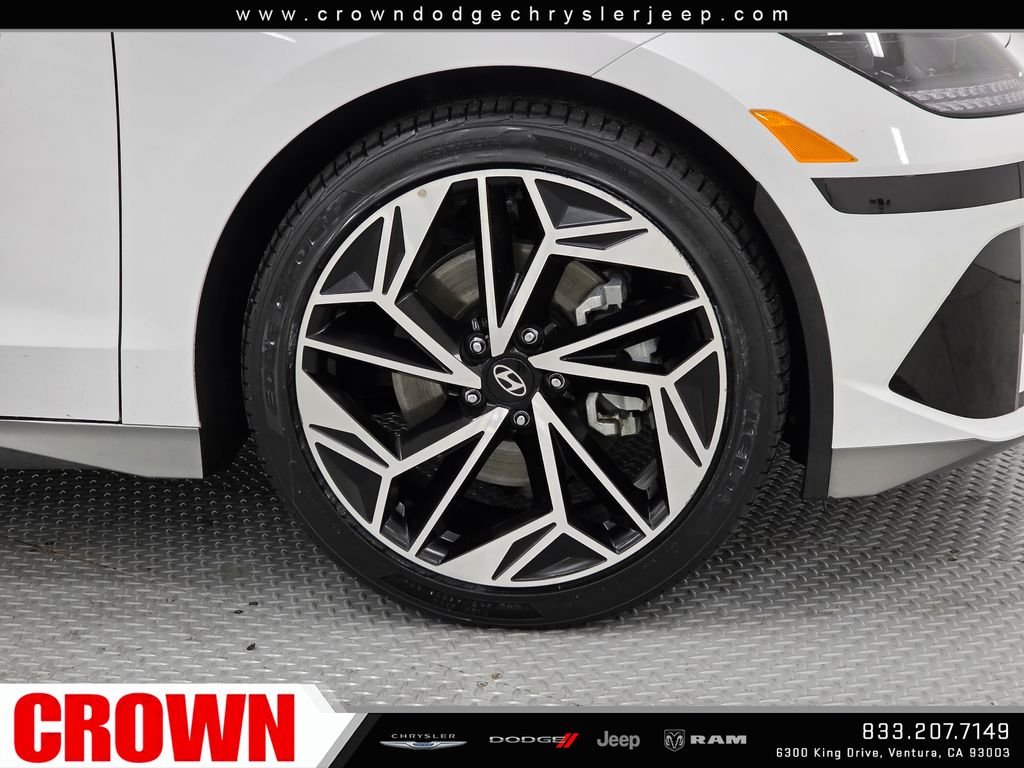 Used 2023 White Hyundai SEL image 9