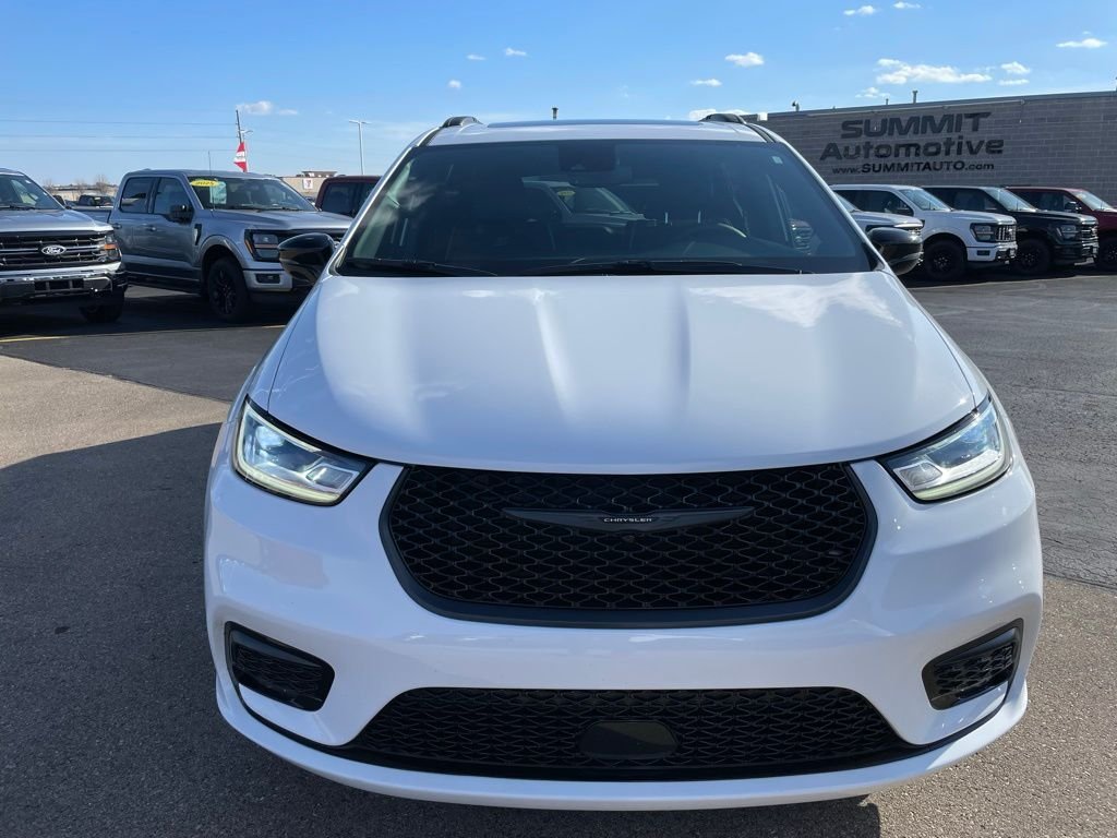 Used 2025 White Chrysler Limited image 27