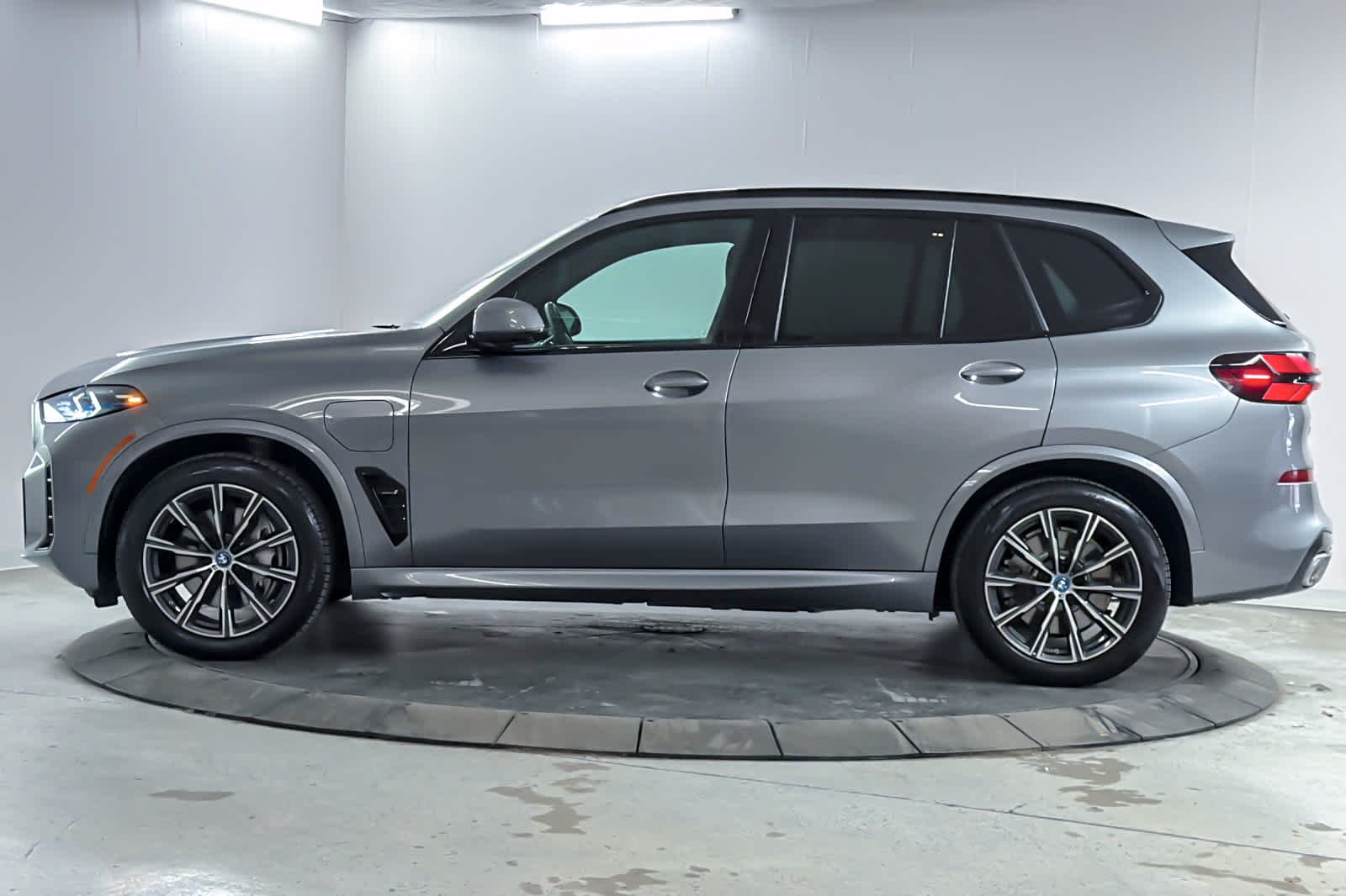 Used 2024 Skyscraper Grey Metallic BMW xDrive50e image 5