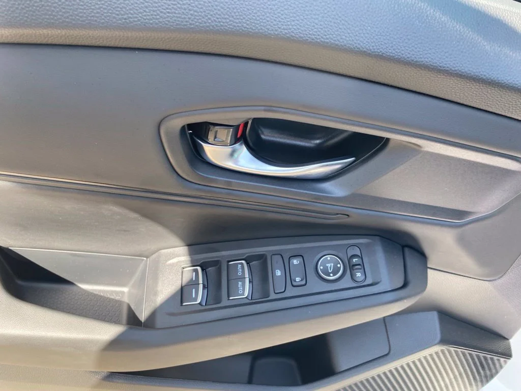 Used 2025 White Honda SE image 19