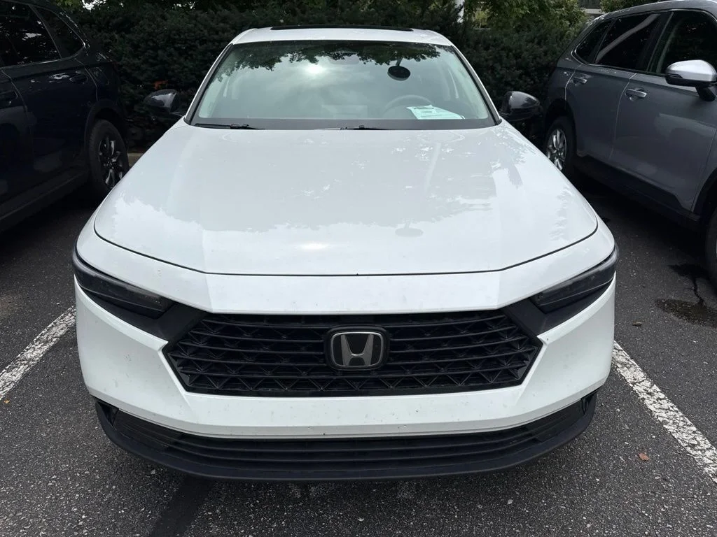 Used 2025 Platinum White Pearl Honda SE image 2