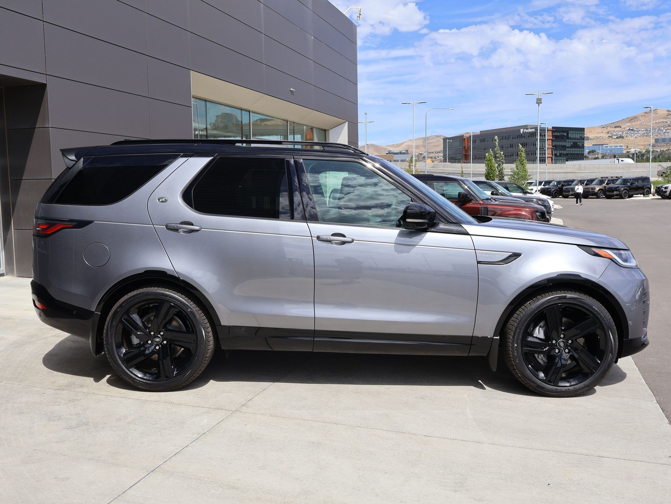 New 2026 Eiger Grey LAND ROVER Dynamic SE image 4