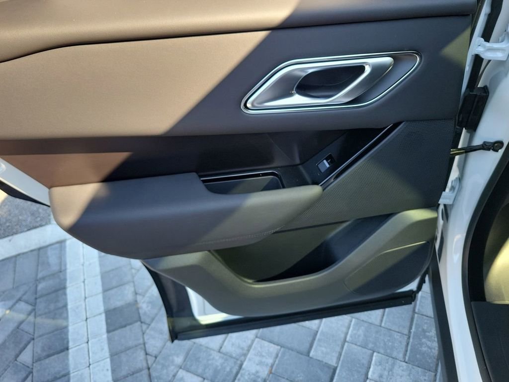 New 2026 Fuji White Land Rover Dynamic SE image 22