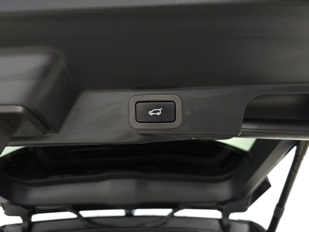 Used 2022 Fuji White Land Rover SVR image 6