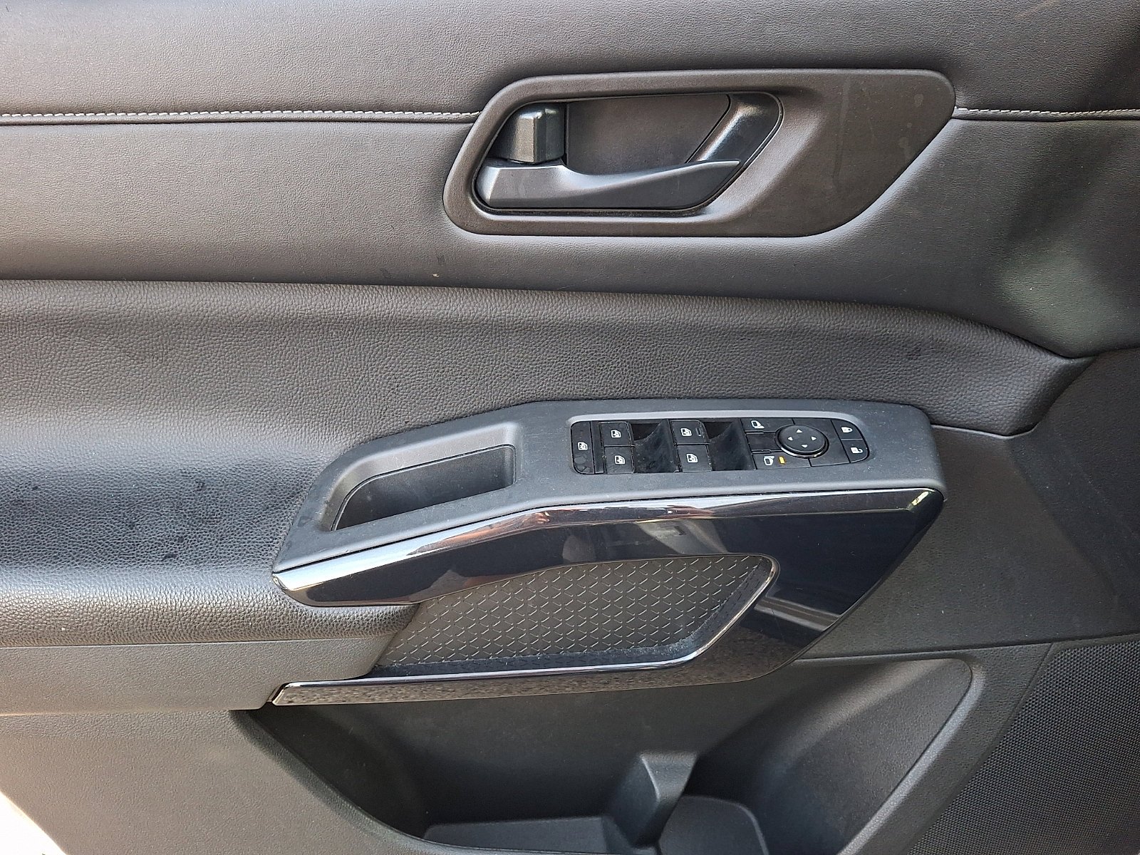 Used 2025 Brilliant Silver Metallic Nissan SV image 11
