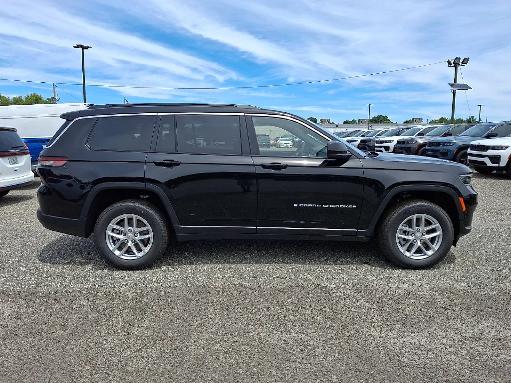 New 2026 Diamond Black Crystal Pearl-Coat Exterior Paint Jeep Laredo X image 9