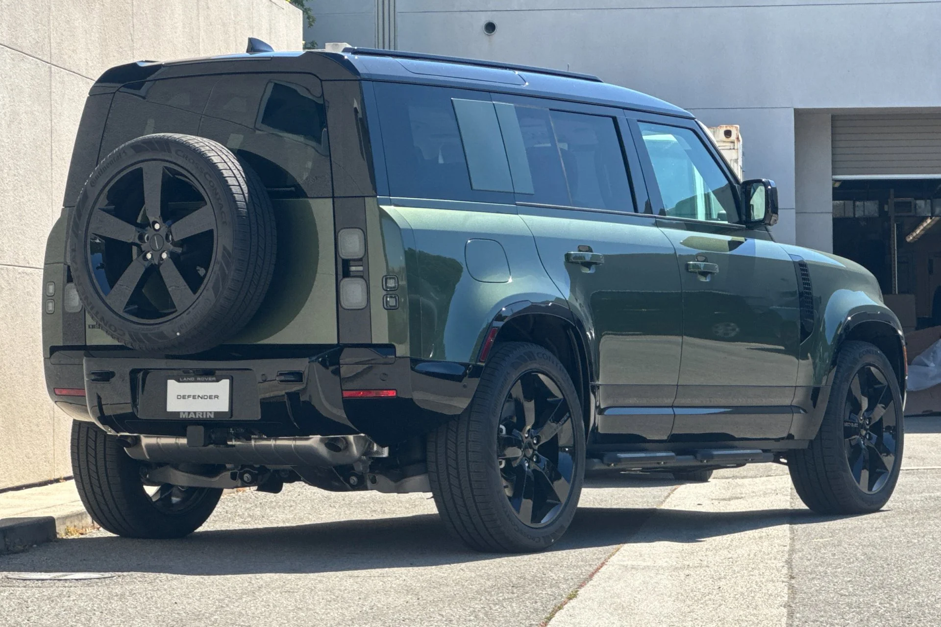 New 2026 WOOLSTONE GREEN Land Rover X-Dynamic SE image 2