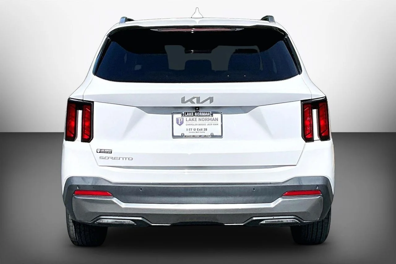 Used 2025 White Kia S image 7