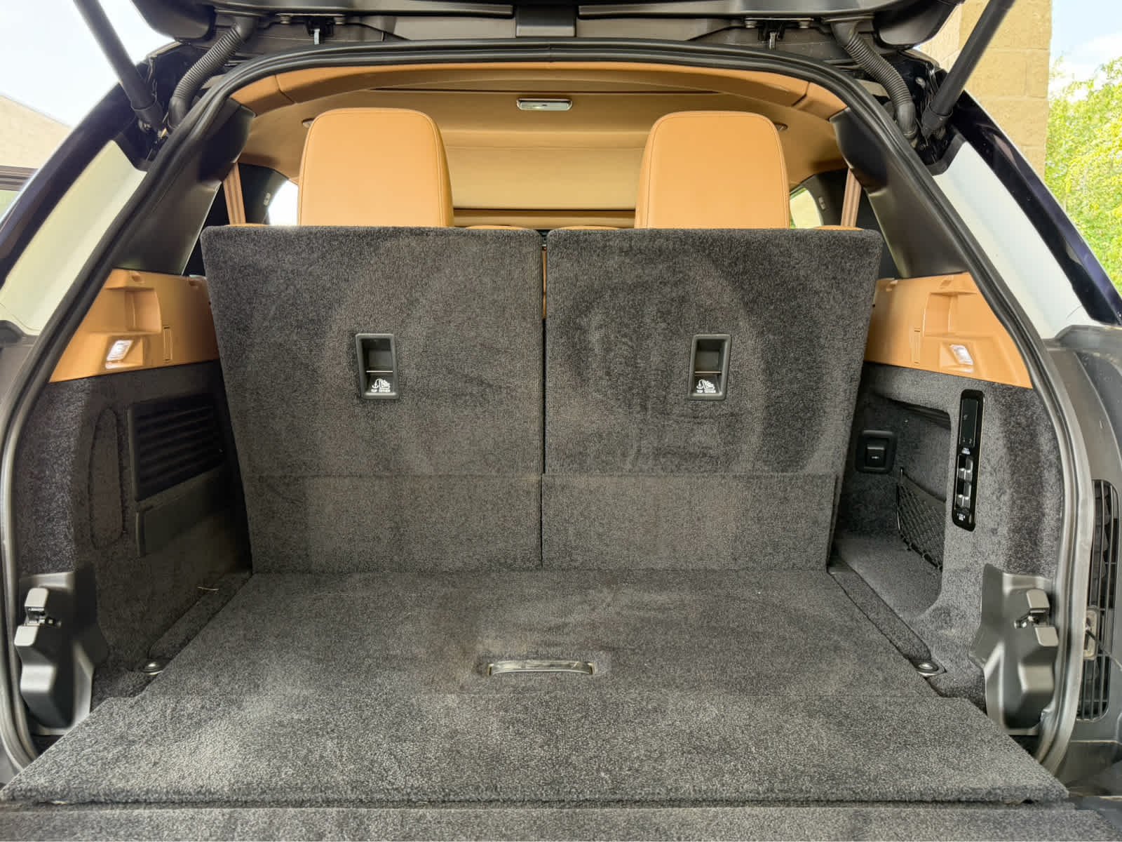Used 2023 Fuji White Land Rover SE image 25