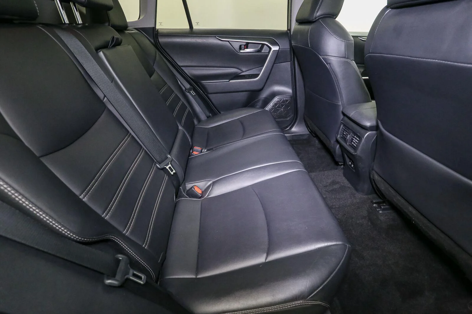 Used 2020 Magnetic Gray Metallic Toyota XLE Premium image 23
