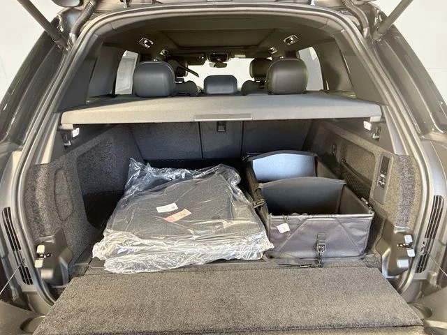New 2026 Carpathian Grey Land Rover SE image 28