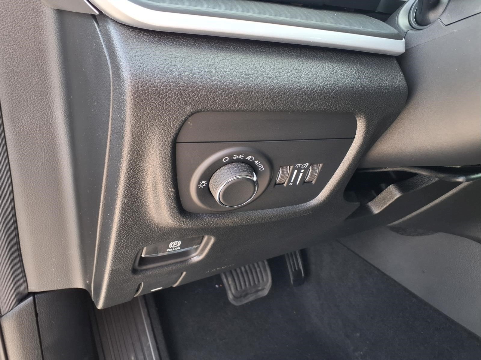 New 2026 Bright White Clear-Coat Exterior Paint Jeep Laredo X image 15