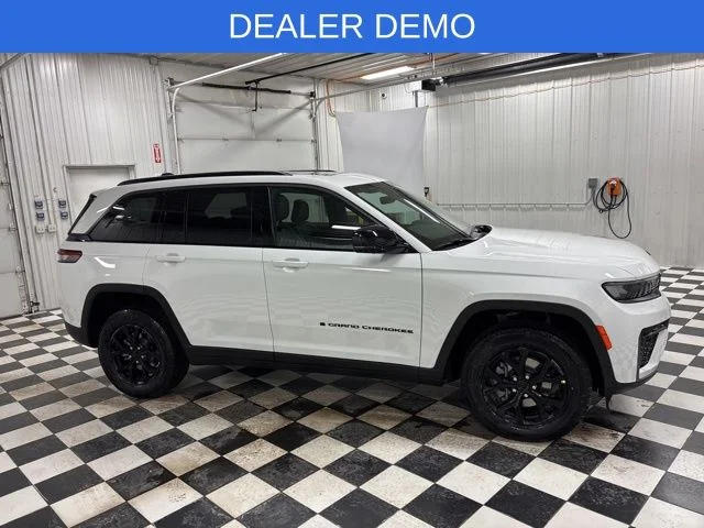 New 2026 Bright White Clear-Coat Exterior Paint Jeep Altitude image 3