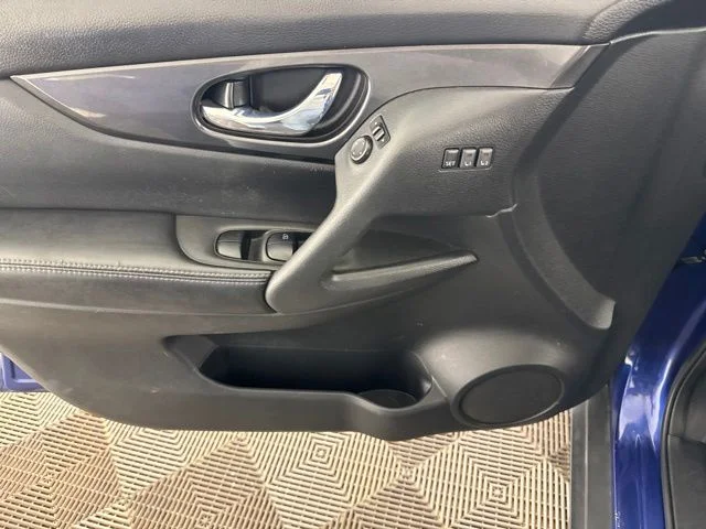 Used 2018 Blue Nissan SV image 18