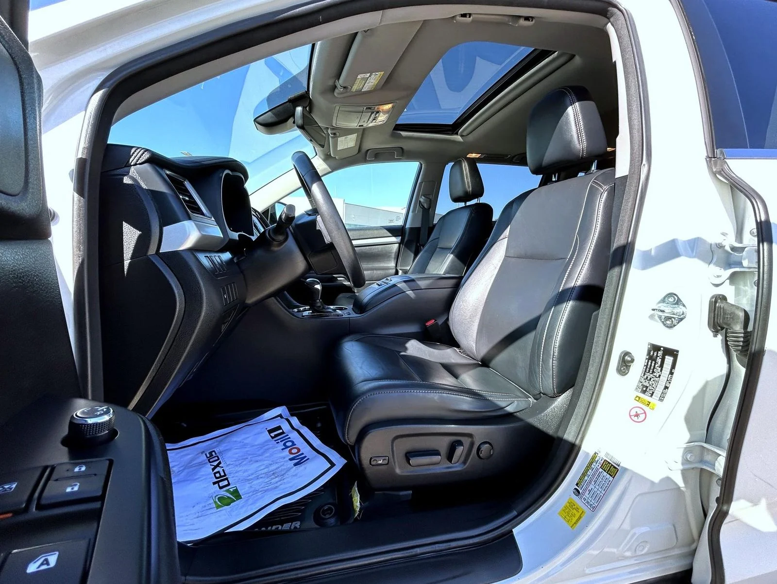 Used 2017 White Toyota XLE image 10