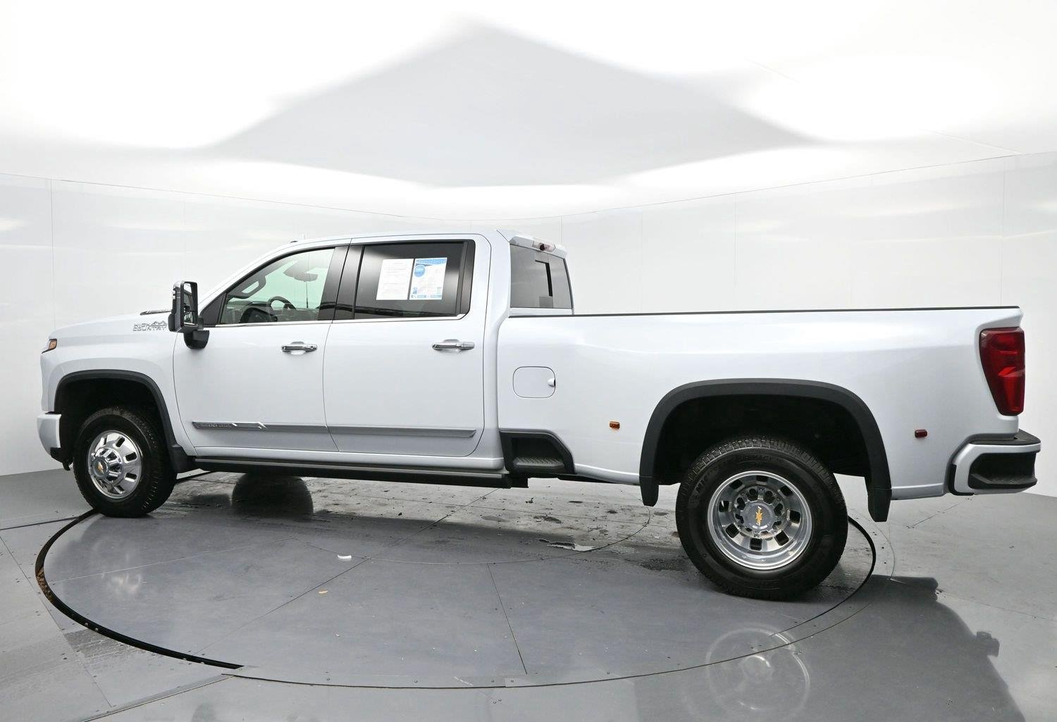 Used 2026 Polar White Tricoat Chevrolet High Country DRW image 5