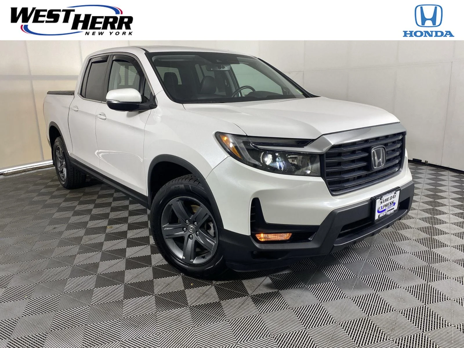 Used 2023 Platinum White Pearl Honda RTL image 1