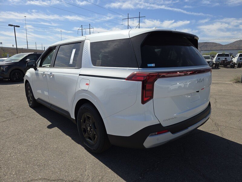 New 2026 Snow White Pearl Kia LXS image 4