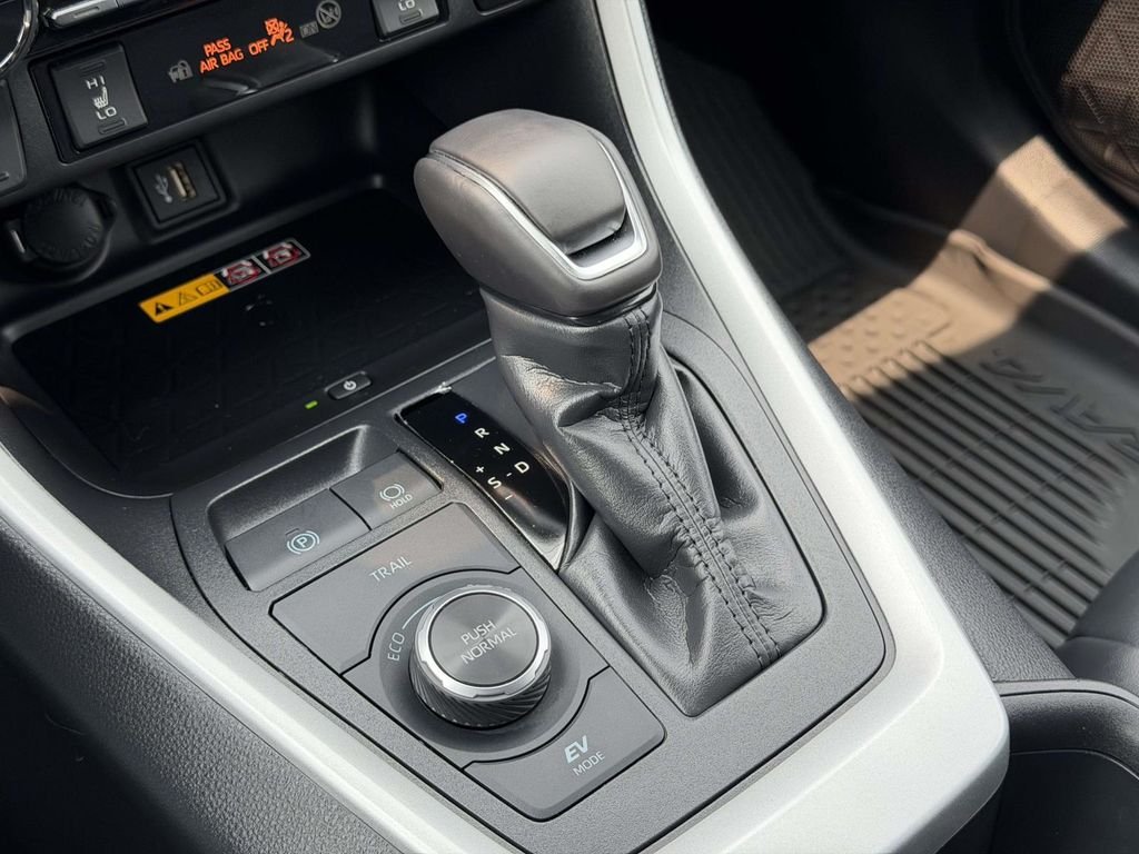 Certified Used 2025  Toyota XLE Premium image 6
