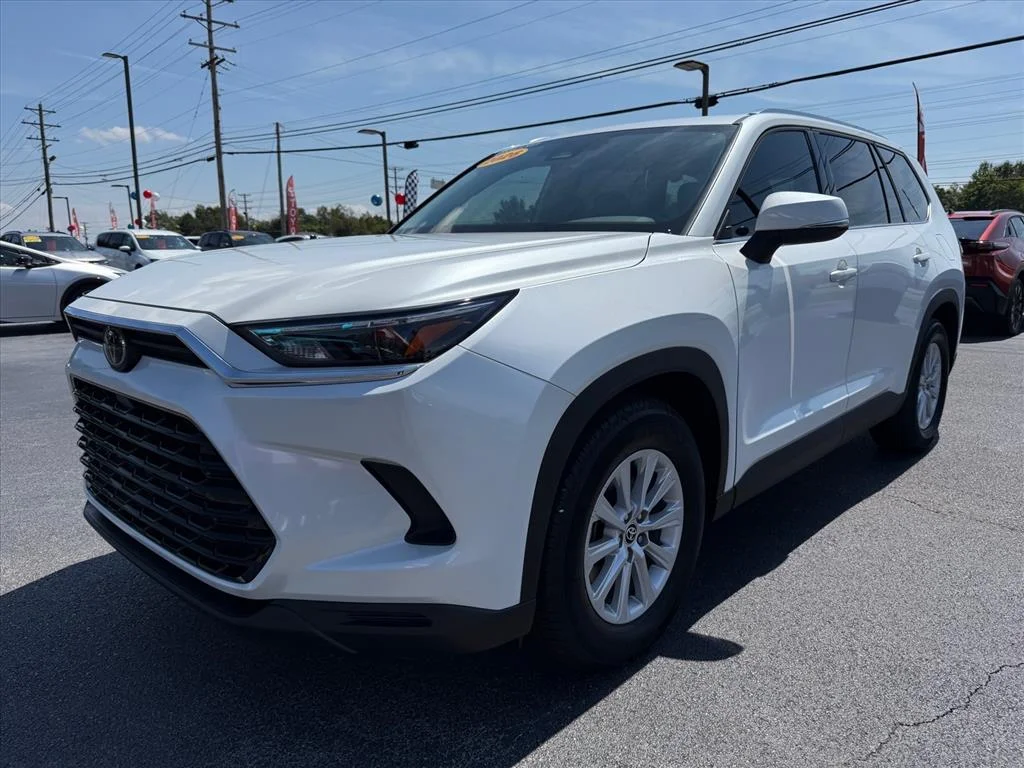 Used 2026 Pearl Toyota XLE image 4