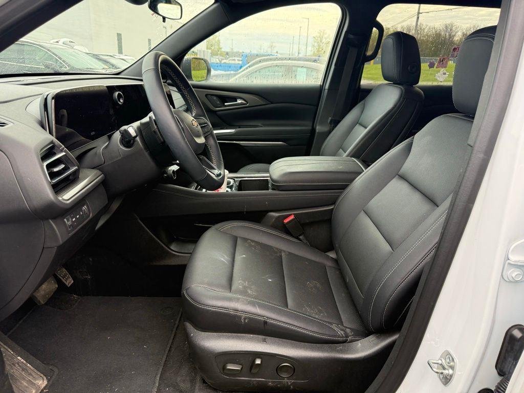 Used 2025 Summit White Chevrolet LT image 3