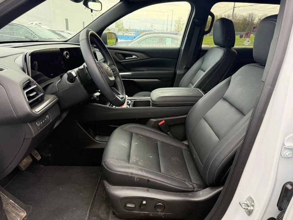 Used 2025 Summit White Chevrolet LT image 3