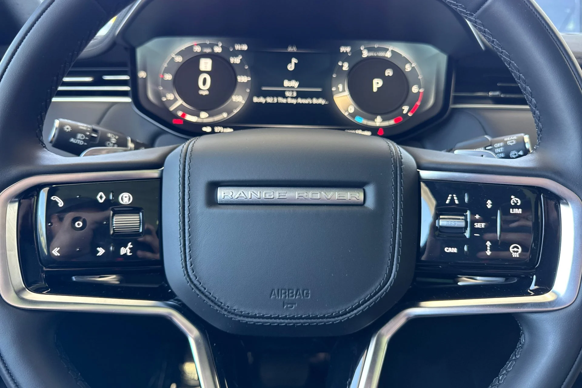 New 2026 SANTORINI BLACK Land Rover SE image 26